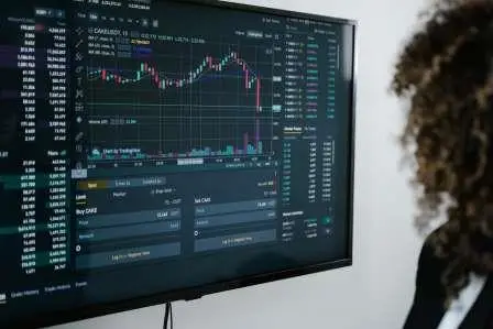 Financial analyst assessing a volatile crypto candlestick chart, emphasizing the need for Time Weighted Return (TWR) to accurately measure investment strategy performance, unlike flawed Simple ROI metrics.